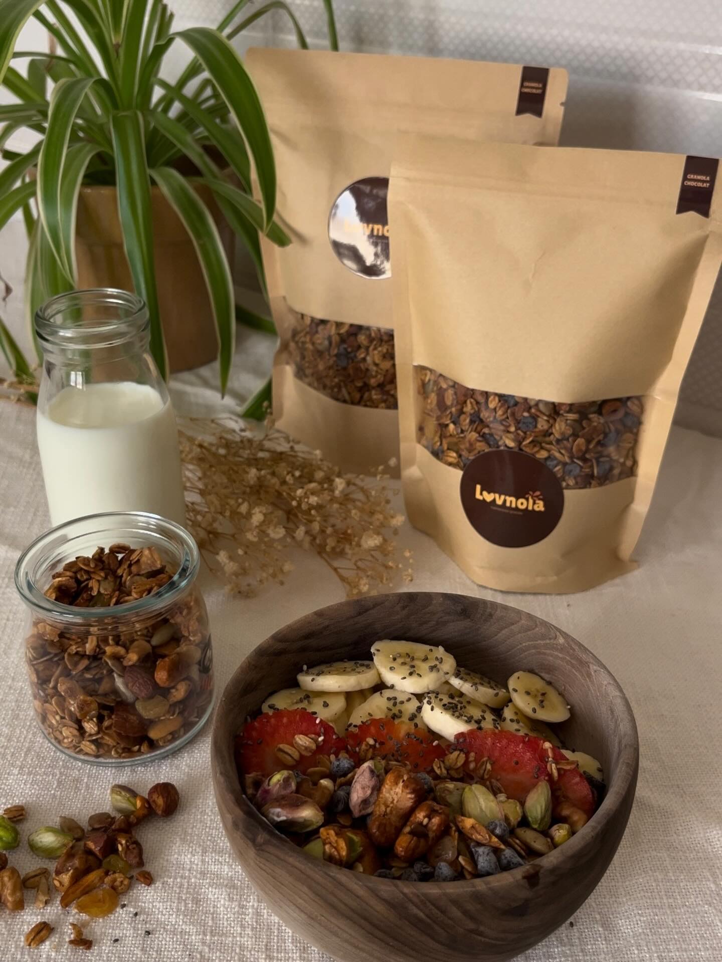 🌿 غرانولا Lovnola الطبيعية – قرمشة صحية تبدأ بها يومك